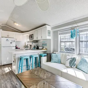https://miramar-tropical-cottage-2-blocks-from-beach.hotels-destin.com